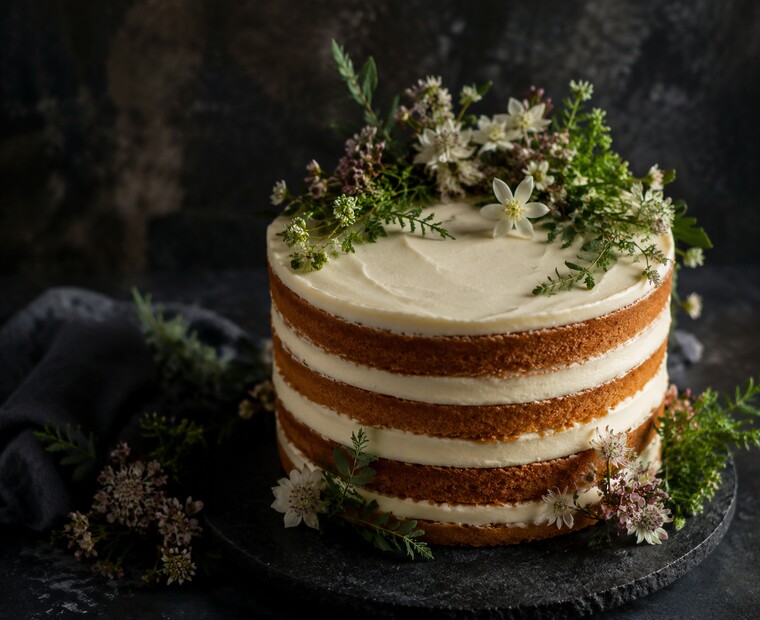 Naked Cake mit Grün und Blüten