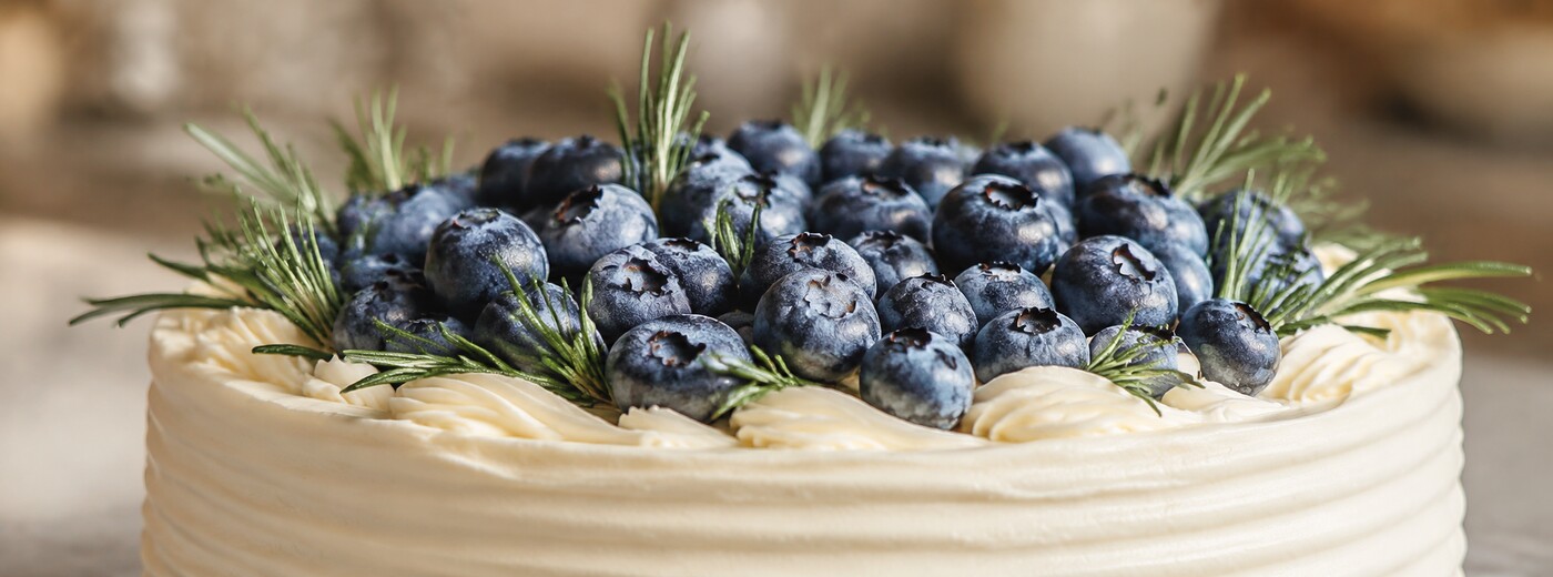 Torte mit Blaubeeren und Rosmarin