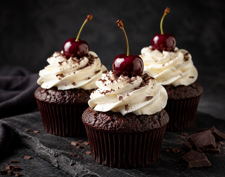 Doppelschokolade — Schokoladen-Cupcakes mit Kirsche